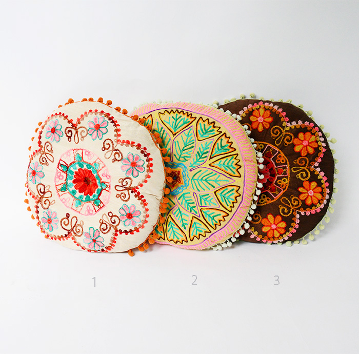 クッション　丸型　フラワー刺繍